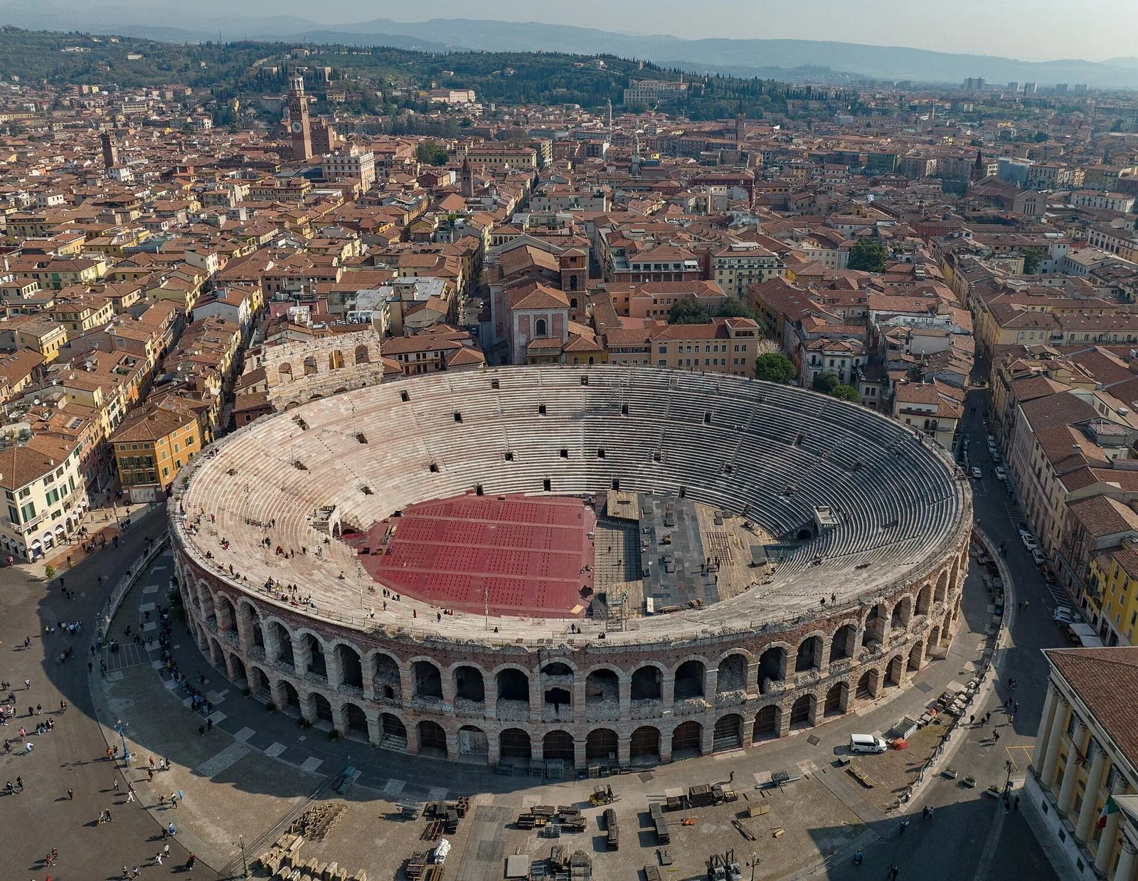 Vista dall'alto dell'Arena di Verona, anfiteatro romano in piazza Bra, circondata dai tetti del centro storico