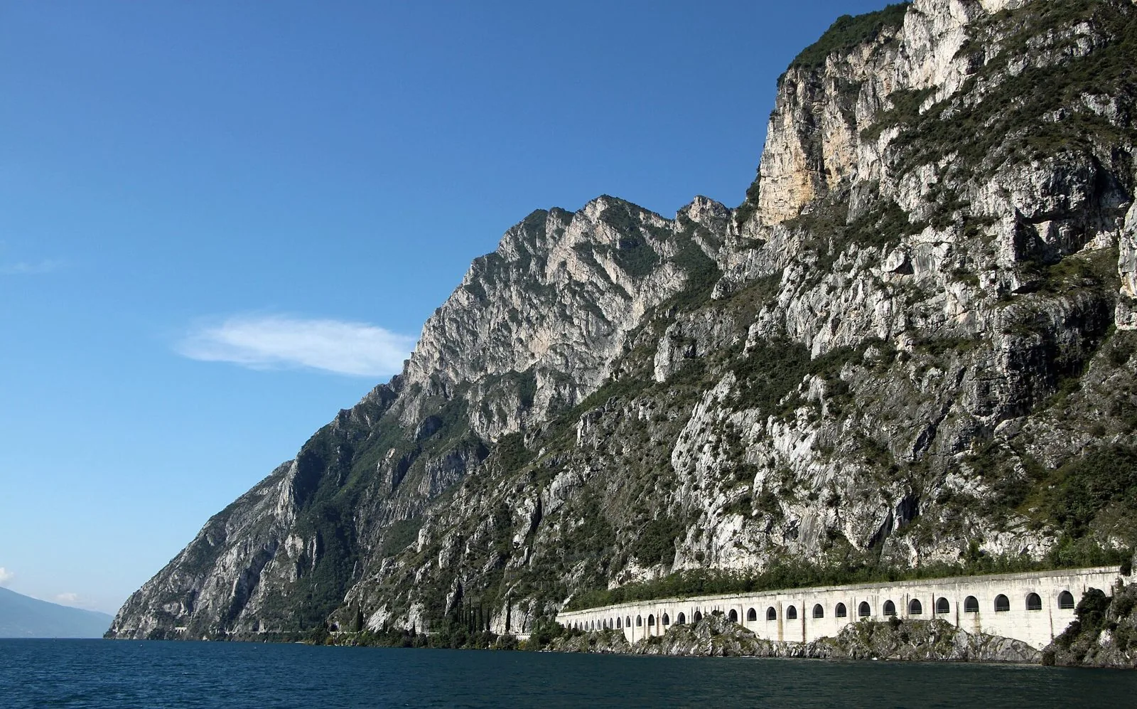 Le gallerie ad archi della strada Gardesana Occidentale scavate ai piedi delle pareti rocciose a picco sul lago