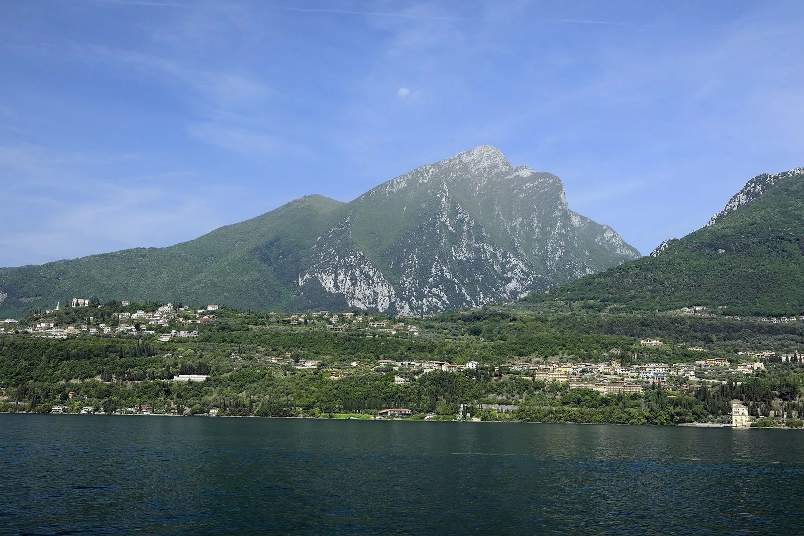 Il Monte Pizzocolo, nel Parco Alto Garda Bresciano, che domina la costa di Toscolano Maderno vista dal lago