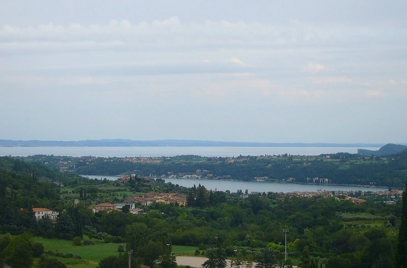 Vista dalle colline di Roè Volciano sul Golfo di Salò e sul Lago di Garda, tra boschi e paesi