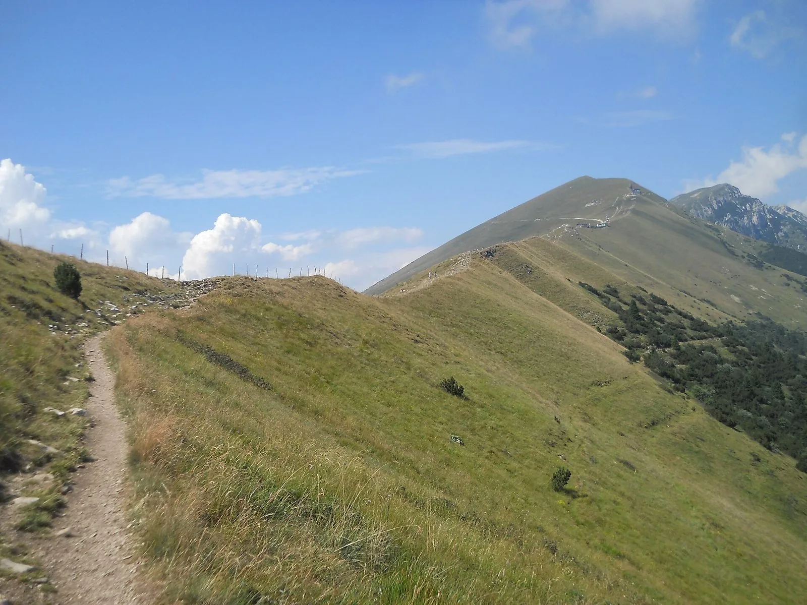 Sentiero escursionistico che corre sui prati di cresta del Monte Baldo, sopra il Lago di Garda