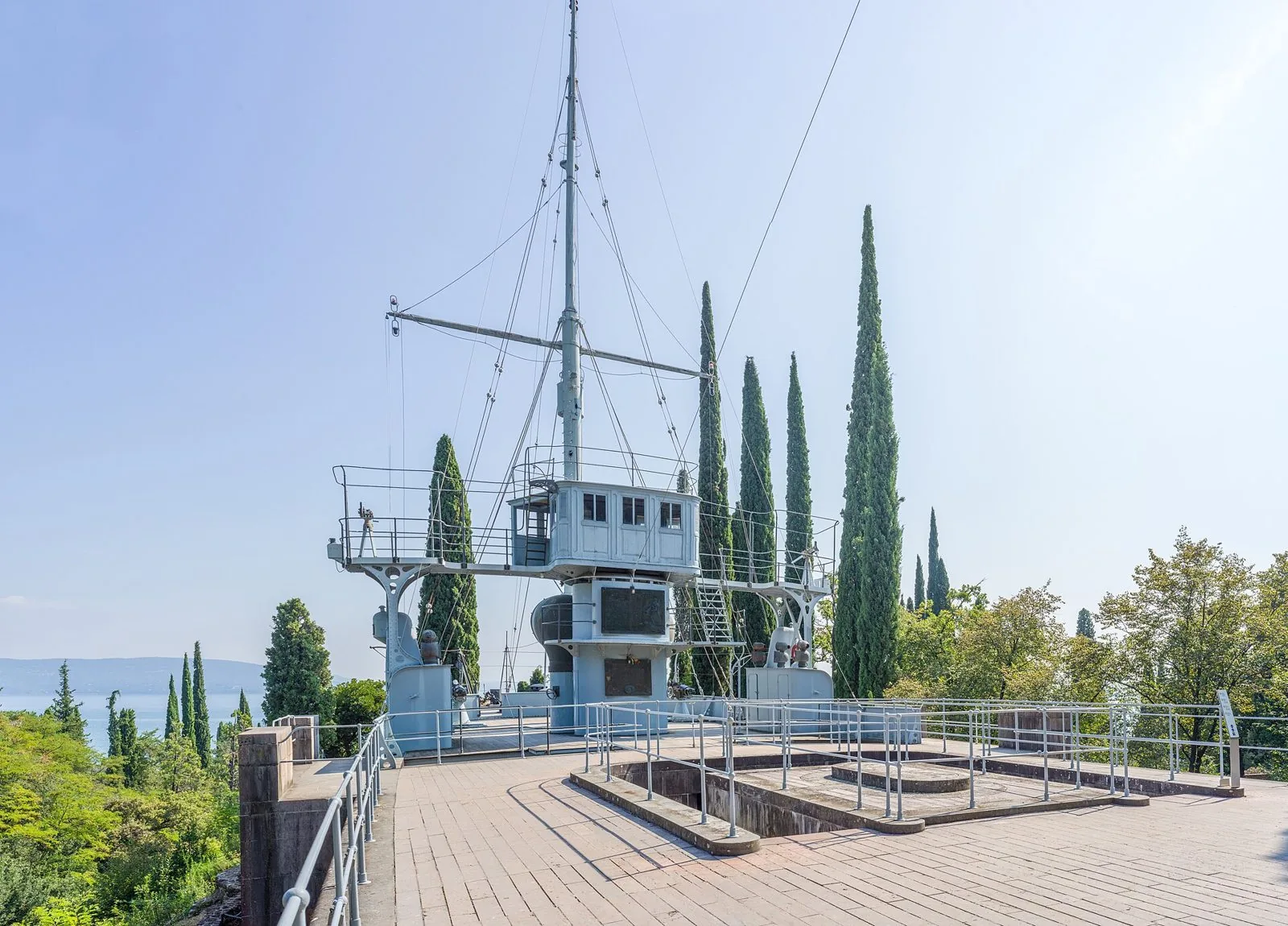 La prua della regia nave Puglia tra i cipressi del parco del Vittoriale, con il lago sullo sfondo